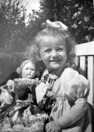 Marianna Pevná s panenkou, kterou držela v náručí na liberecké ulici během náletu. Zdroj: archiv pamětnice